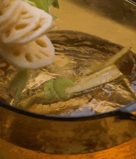 把玉米筍（對(duì)半切開）、西芹（切斜片）、蓮藕（切片），放入開水鍋內(nèi)，加點(diǎn)少許鹽、油，汆燙2分鐘。