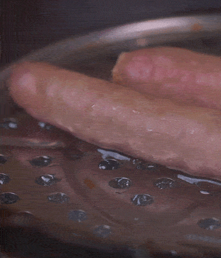 金字10°鮮低溫香腸蒸10分鐘后，切片。