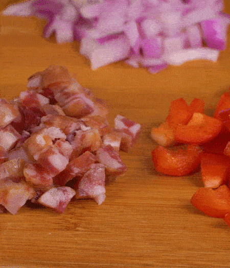 黃椒、紅椒、白洋蔥、土豆、大蔥分別切丁。金字10°鮮低溫香腸切丁。