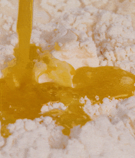 加融化的30g黃油（要不熱再倒）、黃椒、紅椒、白洋蔥、土豆、大蔥、香腸繼續(xù)攪拌均勻。