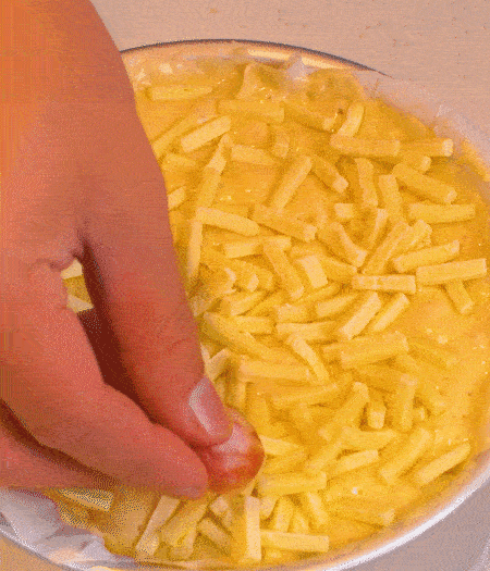 撒上馬蘇里拉芝士，用香腸片裝飾表面，180攝氏度烤箱烤20-25分鐘。