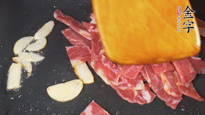 意面按照包裝時(shí)間煮熟過涼水，金字淡火腿切成小片。