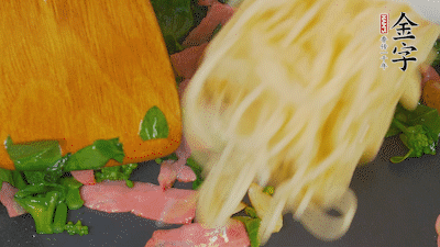 鍋中倒油燒熱，蒜片煸香，淡火腿略翻炒。