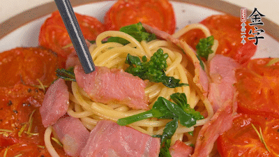 加菜花翻炒1分鐘后加意面，翻炒1分鐘后用少許鹽、黑胡椒調(diào)味即可。