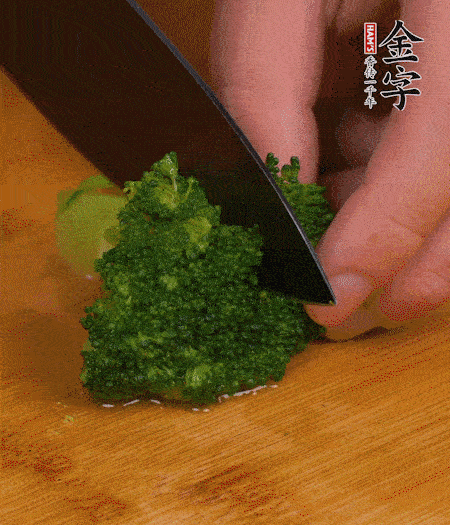 西蘭花用淡鹽水浸泡十幾分鐘后過開水焯燙熟后撈出。