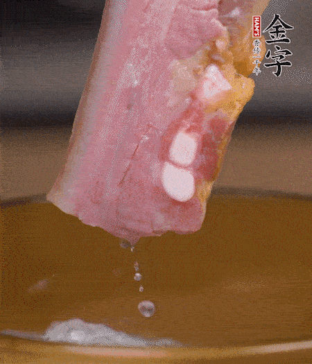 煮過的西蘭花切碎。煮熟的淡咸肉切丁。