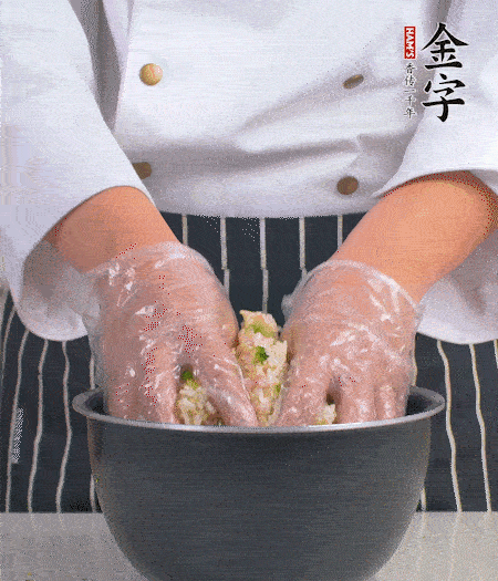 米飯中放西蘭花碎、咸肉丁，加少許黑胡椒、十來滴橄欖油拌勻。