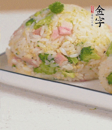 拌好的飯攥成飯團。