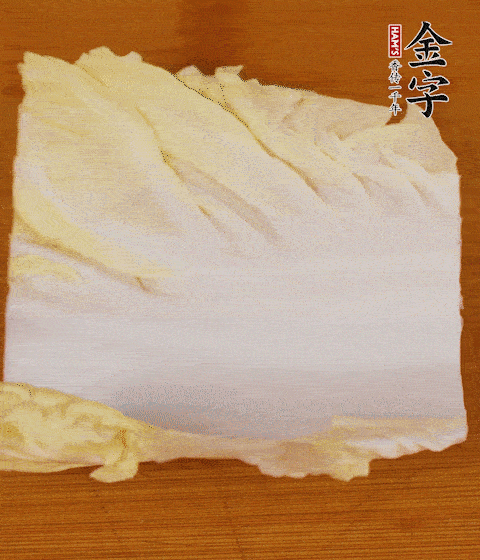 一片白菜一片淡火腿交替疊起，疊個兩三層放進鍋內(nèi)，直到塞滿鍋。