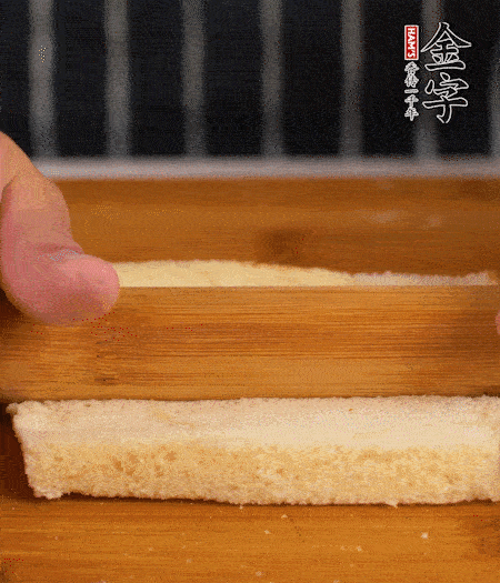 吐司切去四邊，搟??；烤腸竹簽穿過。