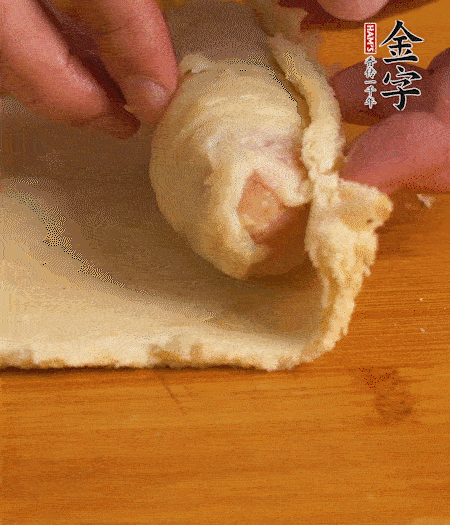 吐司卷起香腸，吐司尾端涂抹少許全蛋液，卷好的吐司表面蘸上蛋液，在裹上一層面包糠，送入預(yù)熱好的烤箱中。