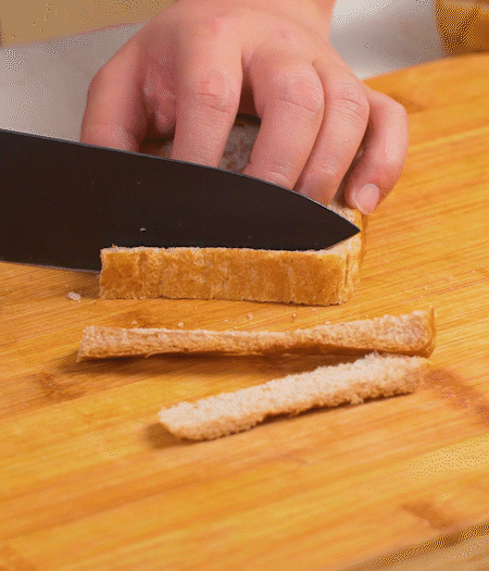 取1片黑麥吐司片，去掉邊邊，涂上一層蛋黃醬。