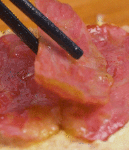 放上火腿、芝士片、生菜，再放一片土司。