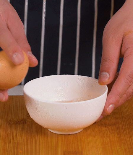 起鍋熱油，蛋液煎成雞蛋碎。金字淡咸肉切成絲。