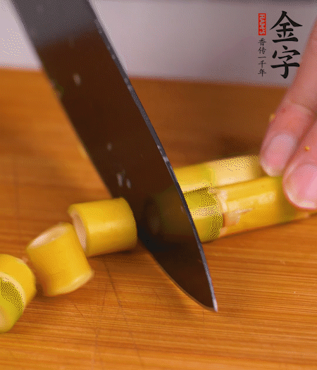 小野筍剝?nèi)ネ馄?，切成小段?>
					</div>
					<span>步驟 2/7</span>
					<p>小野筍剝?nèi)ネ馄ぃ谐尚《巍?/p>
				</li><li>
					<div   id=