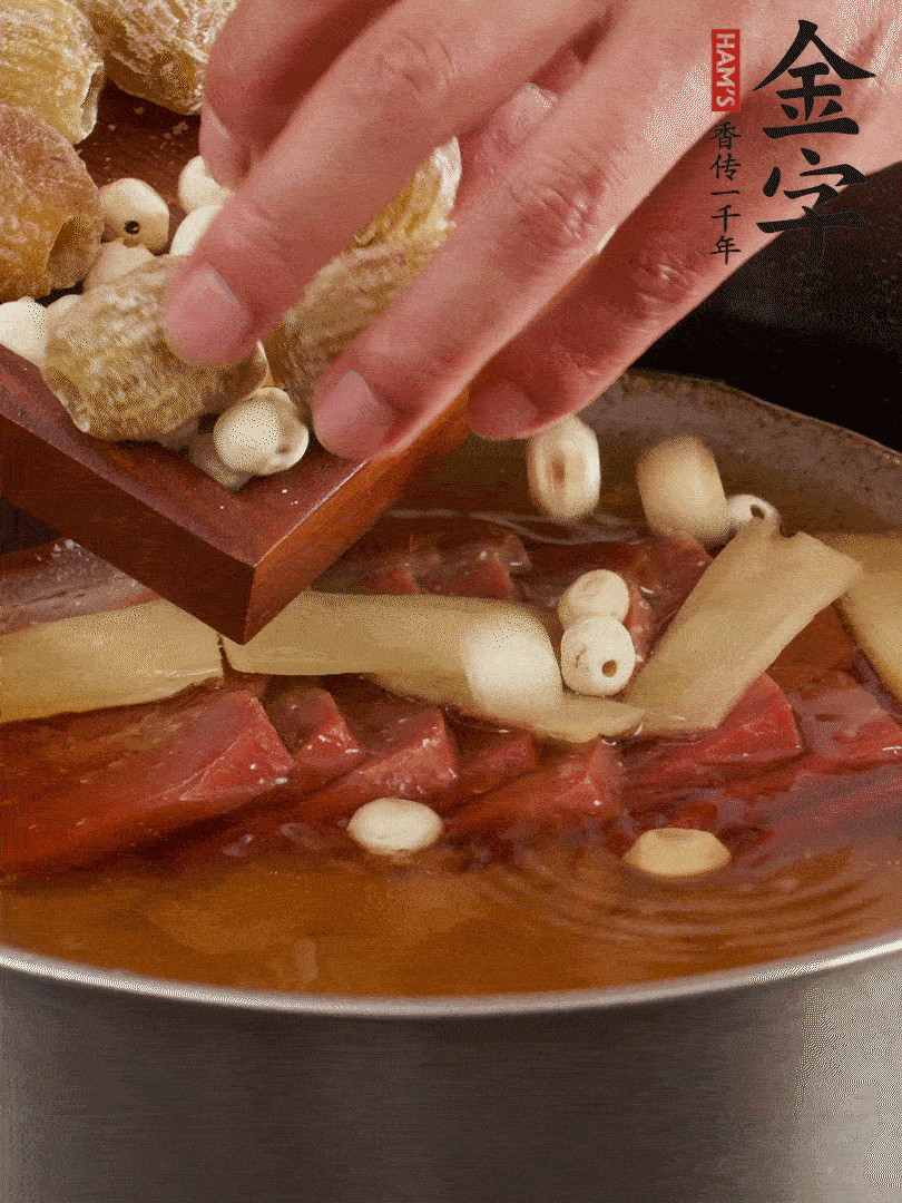 待冰糖融化后，放入蜜棗、蓮子同蒸25分鐘左右。