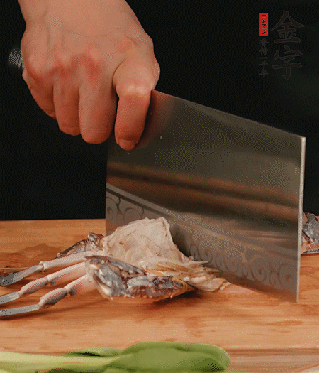 蟹殼拆開，去掉蟹肺、蟹心、蟹腮，切成4小塊。