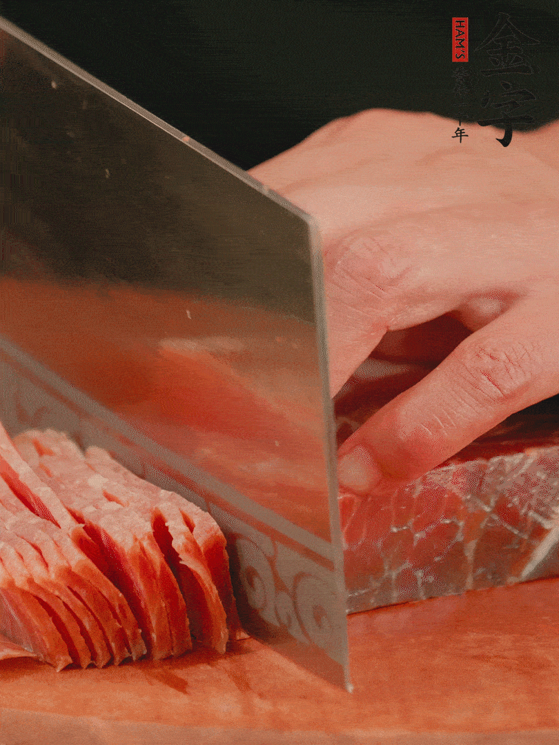 新鮮雞腿用刀在表面劃幾刀。金字火腿切薄片備用。