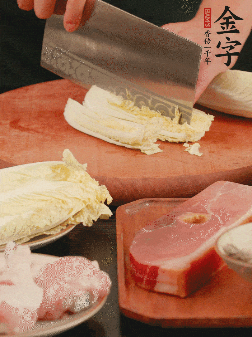 白菜去掉頭尾，對半豎切，再均勻切4刀。