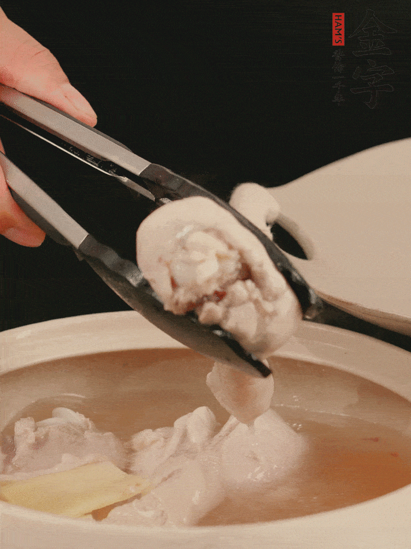 雞腿放入砂鍋，加姜片、料酒、清水，中火燉煮20分鐘撈出。