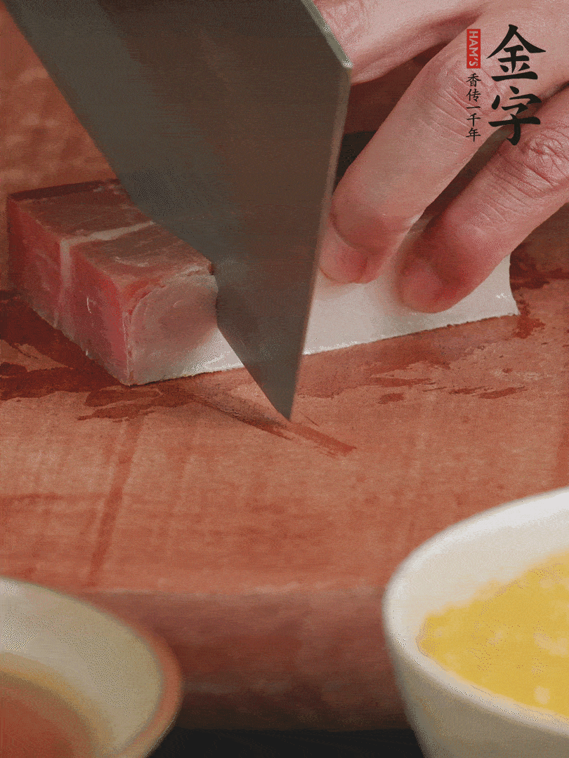 金字火腿去皮，切成大塊。