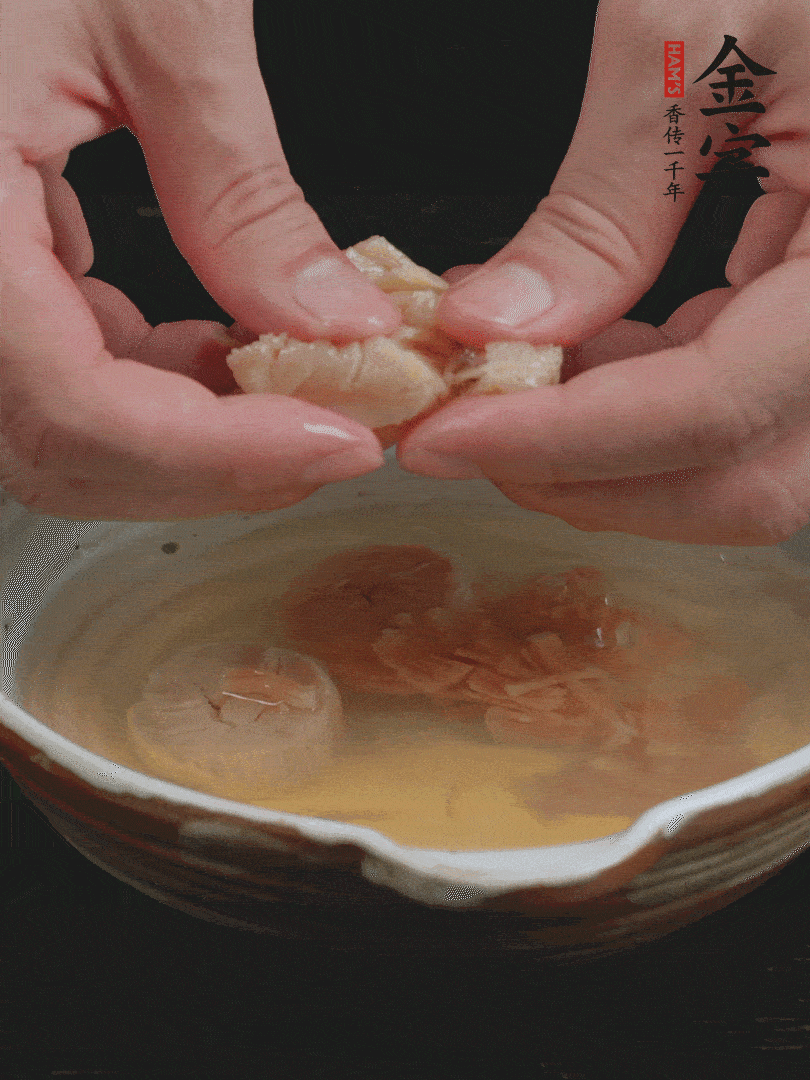 元貝溫水泡發(fā)，拆成細(xì)絲。