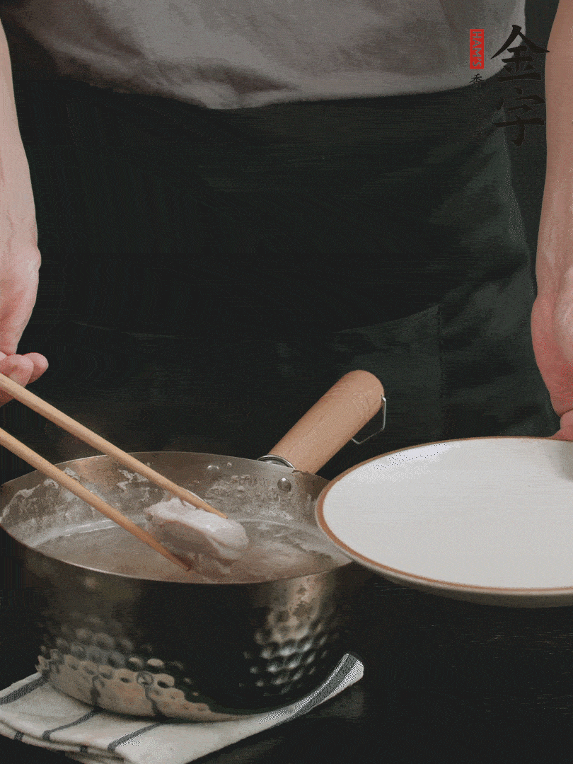 雞塊冷水下鍋，加姜片、料酒焯水，撈出洗凈備用。