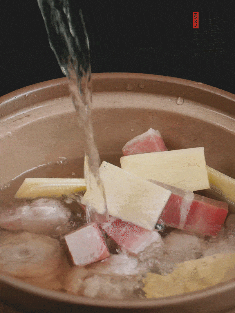 雞塊、火腿、姜片加適量料酒、清水燉80分鐘。