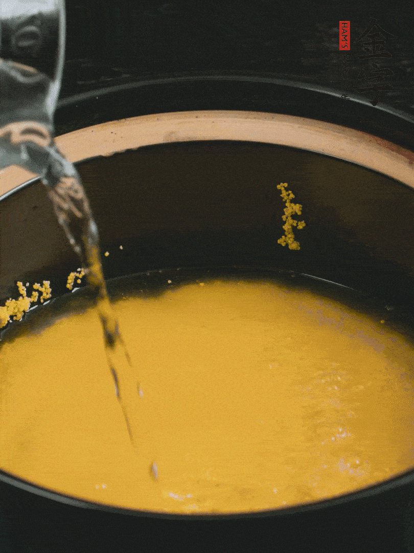 小米洗凈后，加水小火煲1個(gè)小時(shí)。