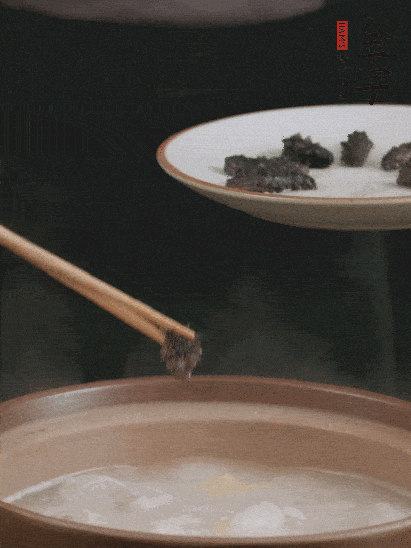 期間雞湯燉到80分鐘時(shí)，加小海參再燉10分鐘。