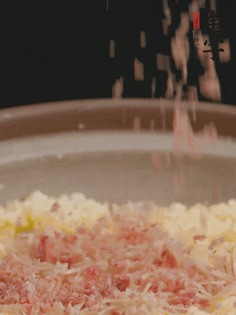 加雞湯沒過，放干貝絲、火腿末、小海參。