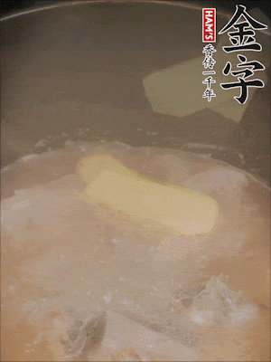 排骨洗凈，加生姜、黃酒焯水，溫水洗凈備用。