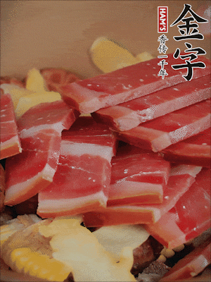 除鮑魚(yú)外的所有材料放進(jìn)鍋里，加清水、姜、黃酒，大火燒開(kāi)，轉(zhuǎn)小火煲90分鐘。