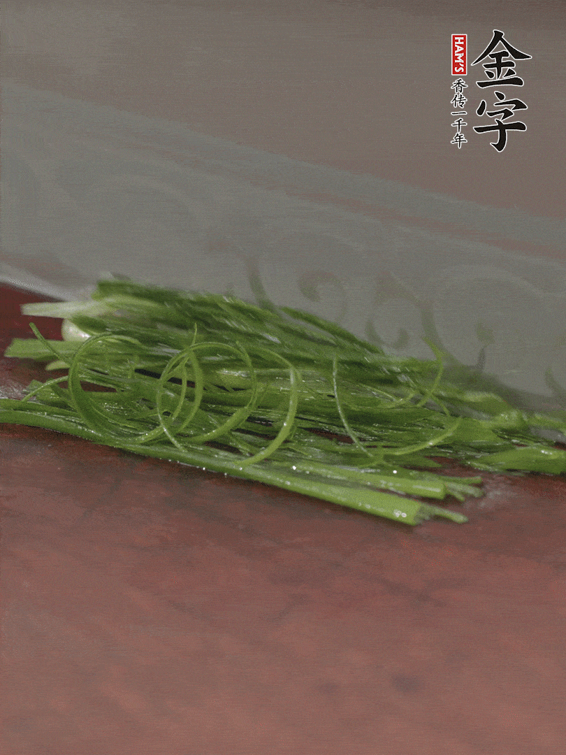 生姜切薄片，紅椒切細絲，小蔥蔥綠切細絲，泡入冰水中保持新鮮。