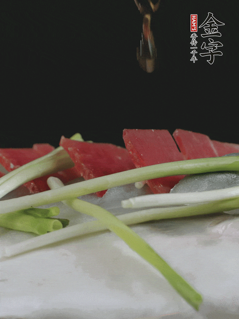 蔥白置于魚身，放適量豌豆，淋上花雕酒。