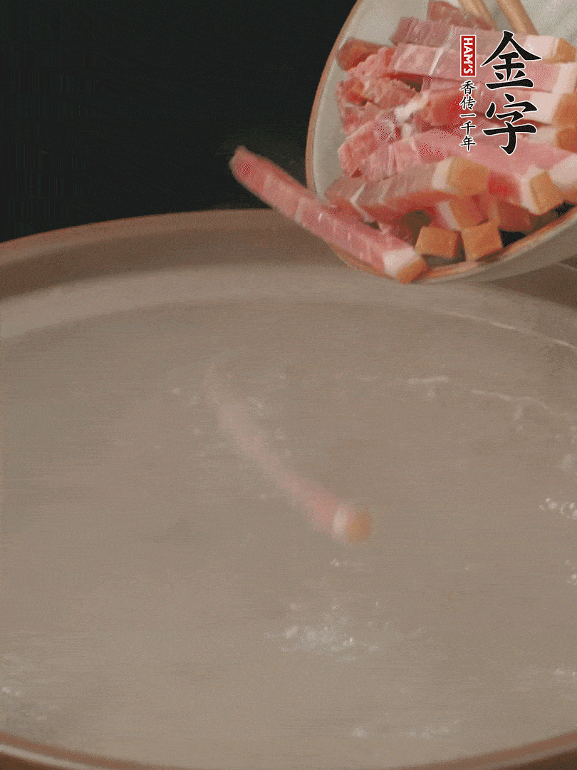 金字火腿切絲，熱水下鍋，放火腿燉煮15分鐘。