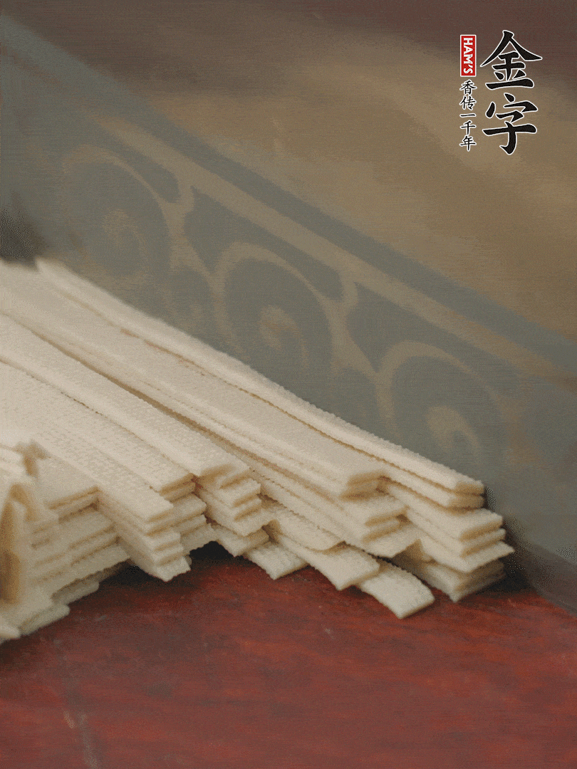 燉火腿期間，千張切細(xì)絲，白蘿卜去皮切細(xì)絲，蒜葉切細(xì)丁。