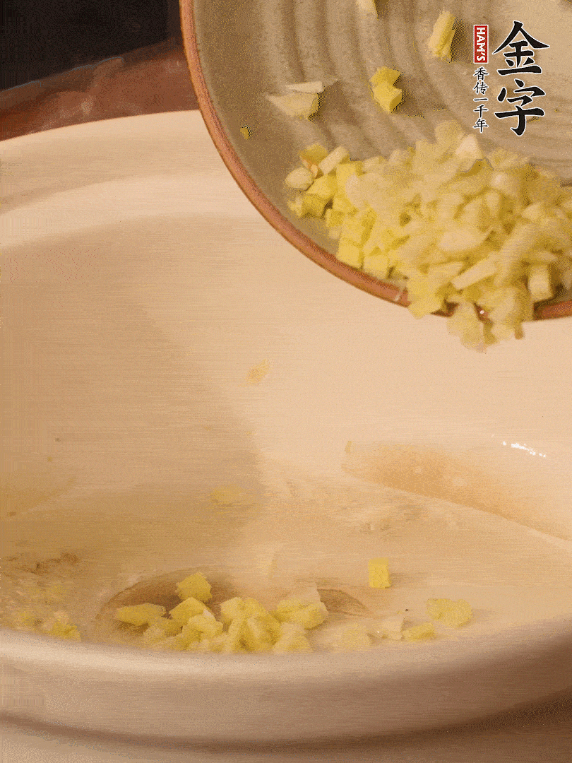 熱油下鍋，姜爆香。下冬瓜略微翻炒。