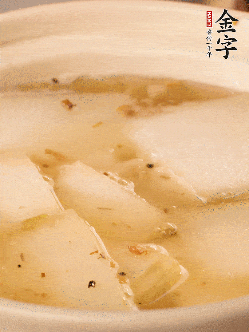 加入適量清水，再放咸肉，淋點(diǎn)黃酒添味。