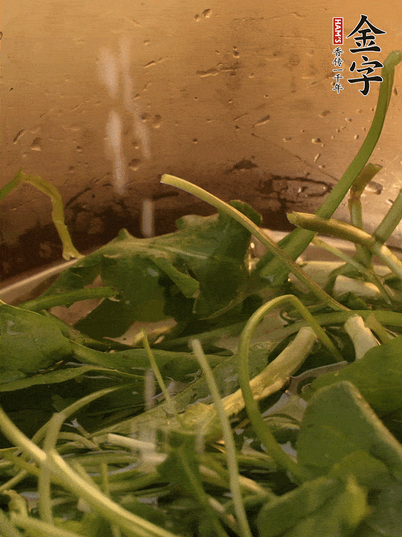 薺菜去掉根部，加小蘇打、鹽熱水沸騰燙軟。