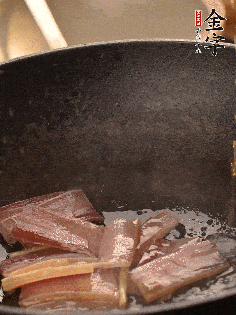 再下春筍繼續(xù)翻炒。