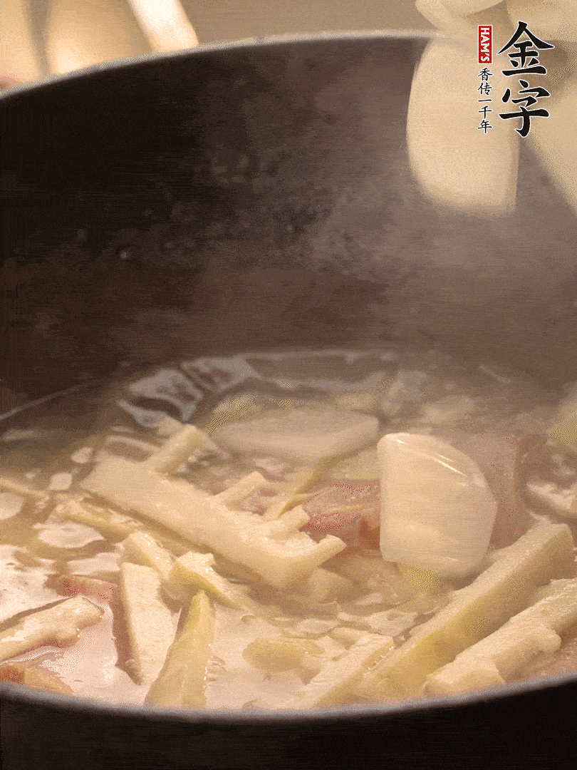 加一點(diǎn)開(kāi)水后，放年糕燜2分鐘至軟。