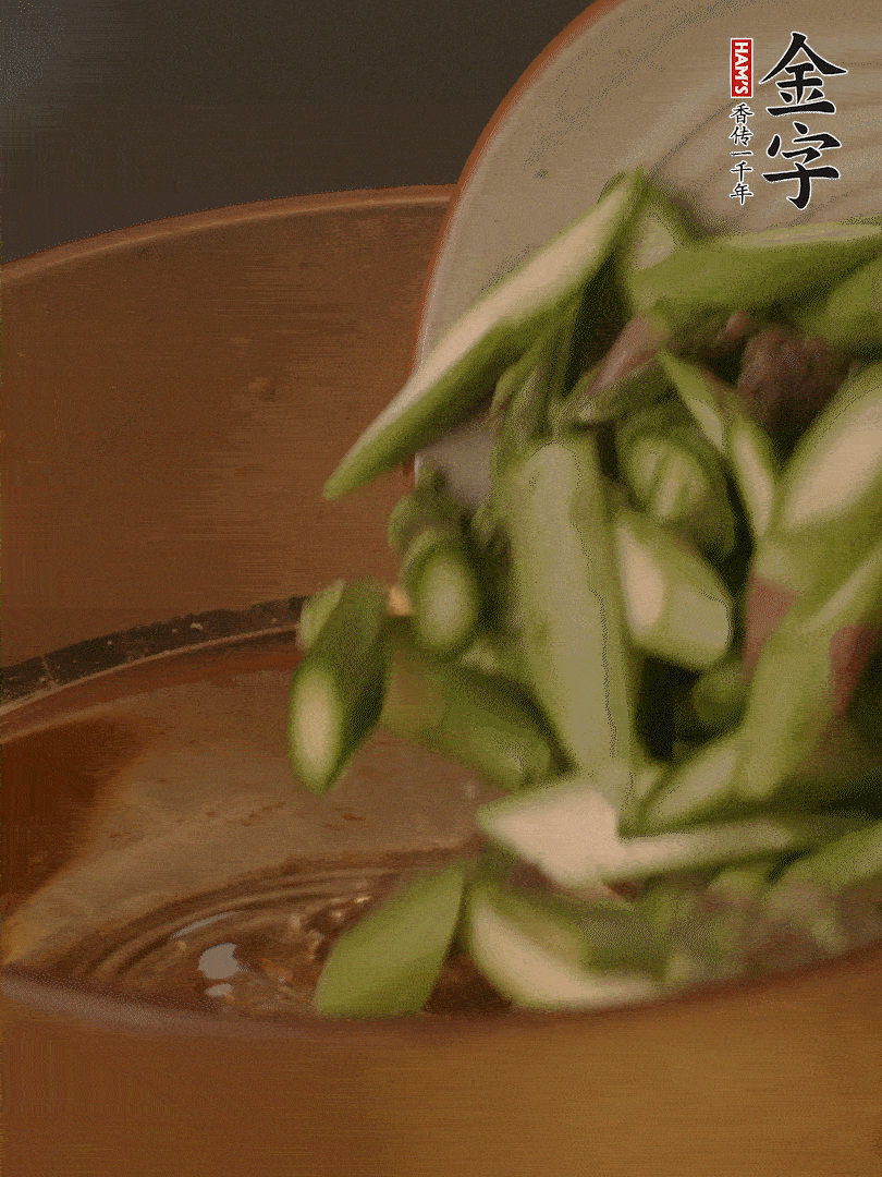 蘆筍、白玉菇焯水30秒備用。