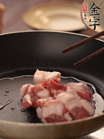 五花肉切條，煎到兩面金黃。