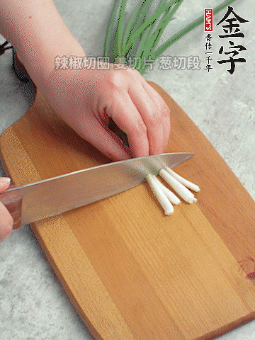 切好的咸肉鋪在碗邊，然后把千張放在中間。