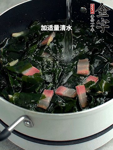 放入泡發(fā)好的裙帶菜翻炒一下，加適量清水燉煮。