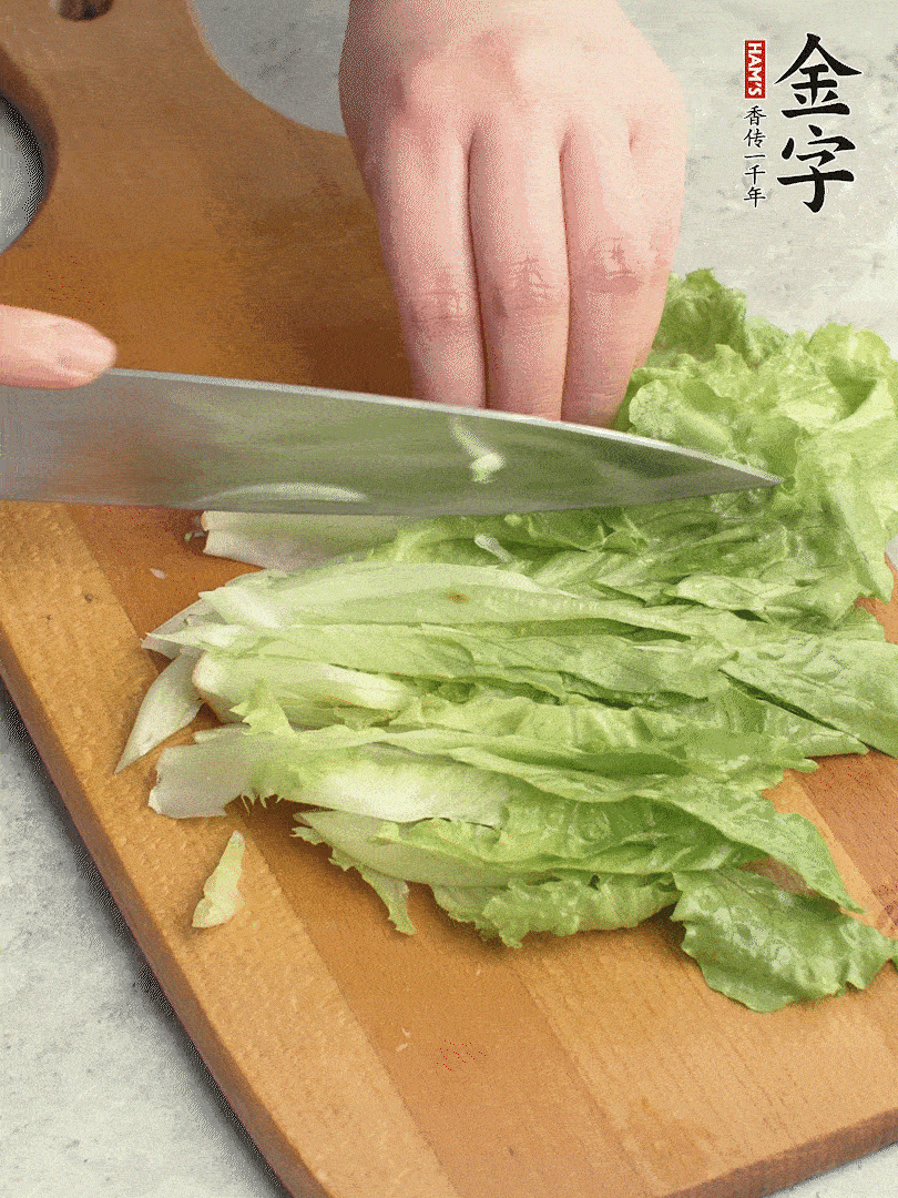 胡蘿卜、生菜、黃瓜切絲。