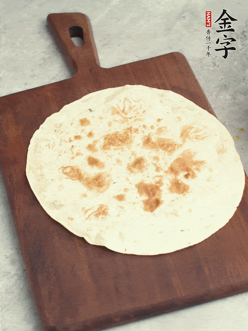 食材依次鋪在卷餅皮上，卷起來。