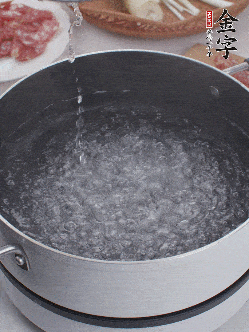 春筍去殼切片，焯水3分鐘。