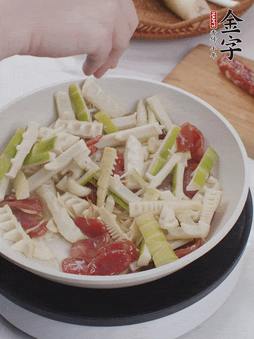 出鍋前撒蔥花。